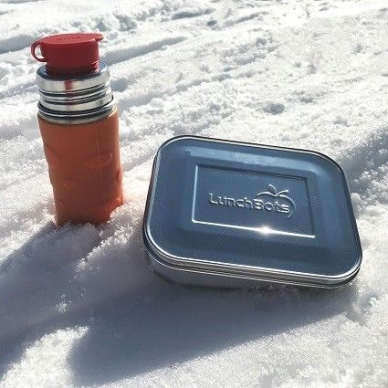 Pura Kiki Flasche neben Bortdose im Schnee Pura Kiki Flasche neben Bortdose im Schnee