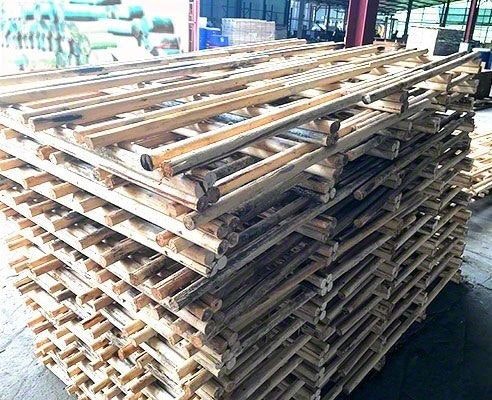 Nachhaltige Paletten bei PlanToys Ein Stapel Paletten aus dünnen Holzstangen
