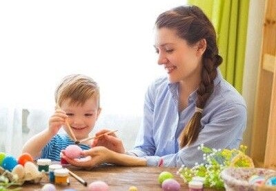 Kinder und Mama beim Eierbemalen Kinder und Mama beim Eierbemalen