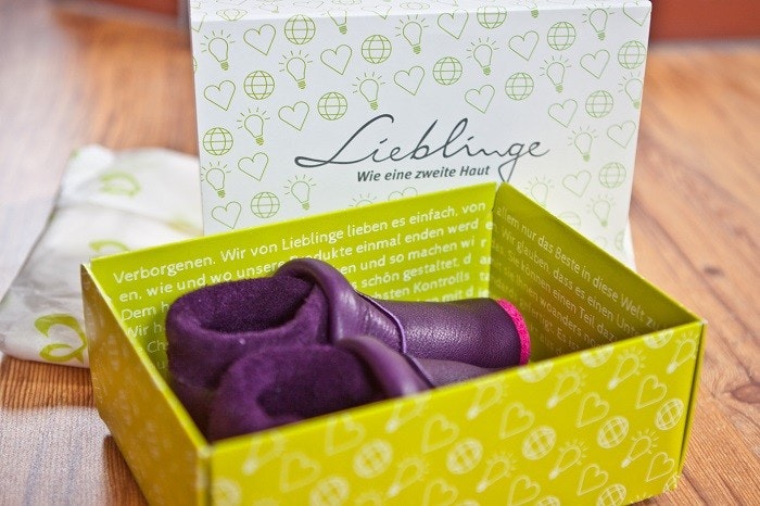 Lieblinge Krabbelschuhe Leder-Krabbelschuhe für Babys in lila, in einer grünen Schuhbox