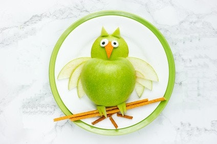 Eine Apfel-Eule, die auf Salzstangen-ästen sitzt Eine Apfel-Eule, die auf Salzstangen-ästen sitzt
