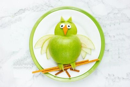 Eine Apfel-Eule, die auf Salzstangen-ästen sitzt