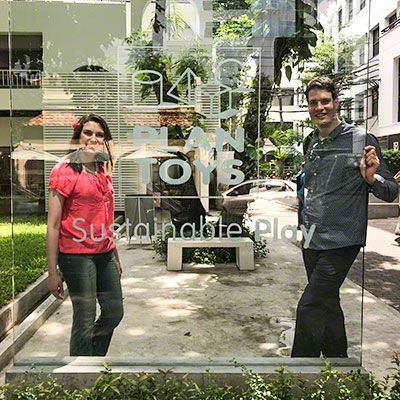 Inna und Denver Mielke bei PlanToys in Thailand