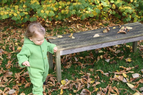 Kind im Bio Schurwoll Overall von Disana in Grün