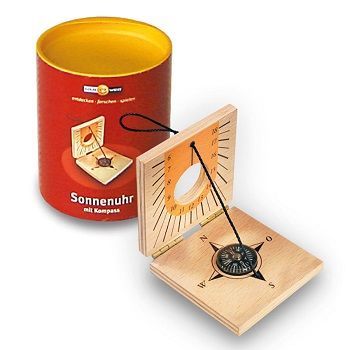 Eine zusammenklappbare Sonnenuhr aus Holz mit Kompass von Naseweis