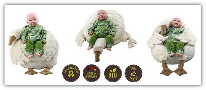 Senger Ganz-Sitzsack Drei mal Bilder von einem Baby welches auf einer großen Senger Kuscheltiergans sitzt oder liegt.