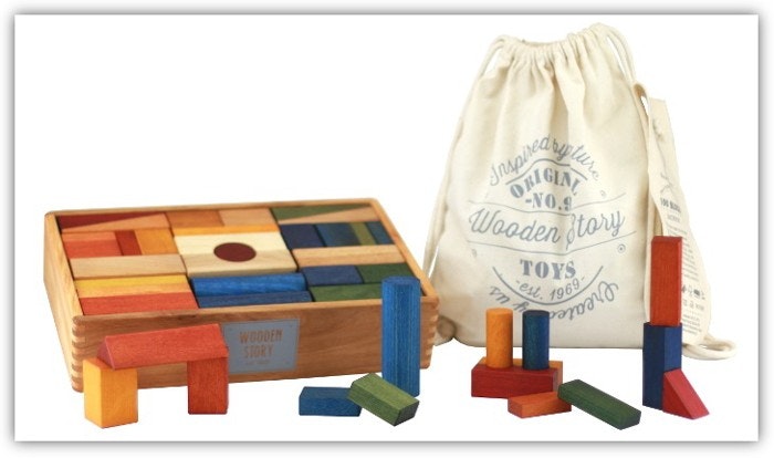 Bunte Holzbausteine von Wooden Story in Holzbox und Baumwollbeutel Bunte Bauklötze in einer Holzbox und daneben in einem Baumwollbeutel