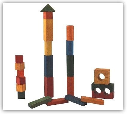 Bunter Holzbausteine zu verschiedenen Türmen aufgebaut