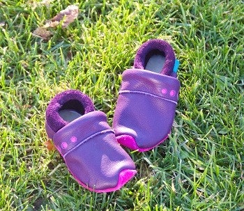 Lieblinge lederschlappen für draußen Leder-Krabbelschuhe für Babys in lila auf Rasen