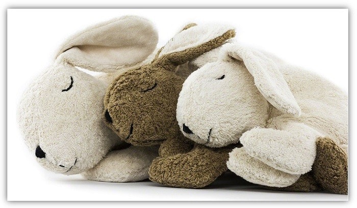Senger Kuscheltier-Hasen Wärmekissen Drei Kuscheltierhasen vor weißem Hintergrund. Zwei in weiß und einer in braun.