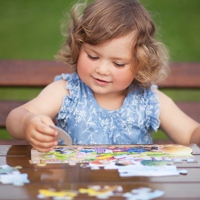 Puzzeln schult die Feinmotorik Kind am Puzzeln, was die Feinmotorik schult
