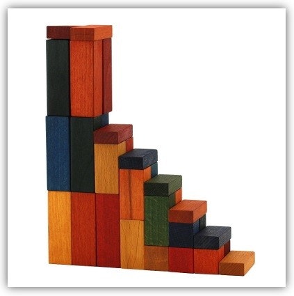 Bunte Holzbausteine von Wooden Story in einer Treppe Bunte Holzbausteine zu einer Treppe gebaut