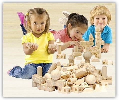 Kinder spielen mit Matador Bausteinen