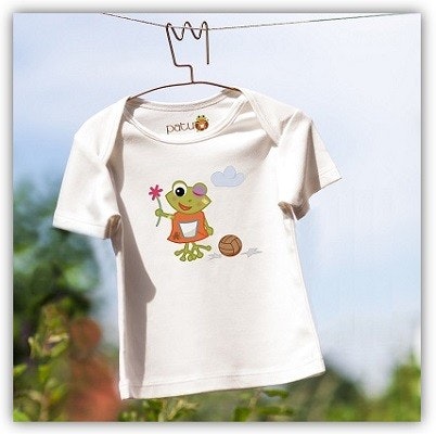 Patu-T-Shirt hängt an einer Wäscheleine auf einem Bügel im Garten Patu-T-Shirt hängt an einer Wäscheleine auf einem Bügel im Garten