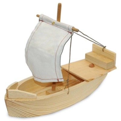 Ein kleines Segelboot aus Holz mit Segel aus Stoff