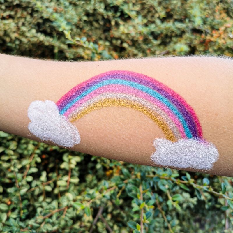 Ein gemalter Regenbogen auf dem Arm mit den praktischen Schminkstiften von namaki.