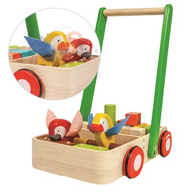 Dieser Lauflernwagen von PlanToys hat Gummiräder und kann bremsen.