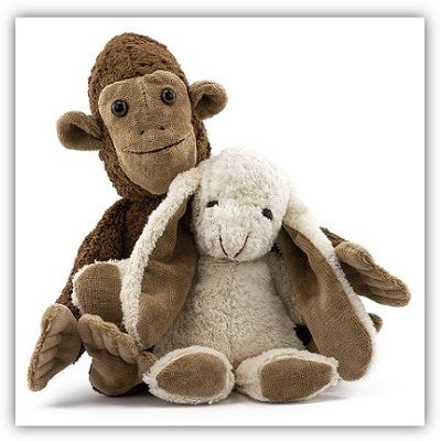 Zwei Kuscheltiere vor weißem Hintergrund: ein brauner Affe und davor ein weißer Hase.