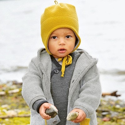 Disana Babykleidung Kleinkind draußen mit Disana Mütze, Jacke und Pullover