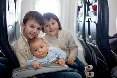 3 Geschwister im Flugzeug