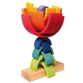 Der Regenbogen von Grimms aufgebaut als eine Art Blumen-Skulptur