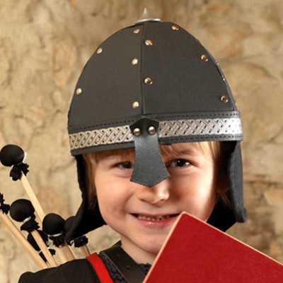 Schutz und Krone für Held:innen Ein Kind mit Helm auf dem Kopf