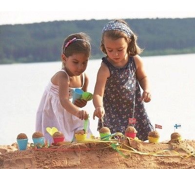 Mädchen spielen mit Sandspielzeug Eisdiele Mädchen spielen mit Sandspielzeug Eisdiele