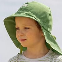Junge mit einem grünen Sonnenhut mit Nackenschutz