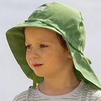 Junge mit einem grünen Sonnenhut mit Nackenschutz