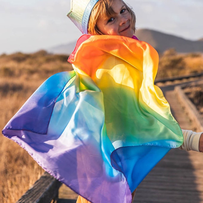 Sarah’s Silks: Regenbogen Umhang aus Seide