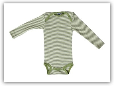 Atmungsaktiver Wolle-Seide-Body von Cosilana Produktfoto eines atmungsaktiven, grün-weiß-geringelten Wolle-Seide-Bodys von Cosilana
