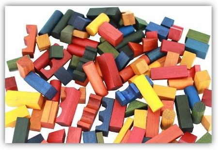 Viele bunte Holzbausteine durcheinander