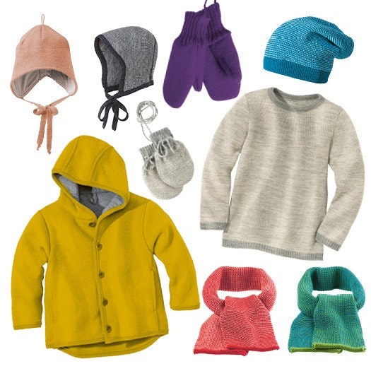 Kleidung von Disana: Bunt, vielfältig und warm Eine Sammlung an Kleidung von Disana: Jacke, Pullover, Mützen, Schals, Handschuhe