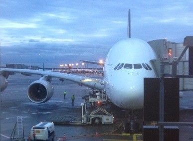 Blick auf ein Flugzeug, das bereit gemacht wird für den Start.