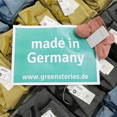 disana: made in germany "made in Germany"-Schild liegt auf Babypullovernvon disana