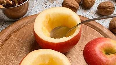 Ofen vorheitzen und Äpfel vorbereiten Ofen vorheitzen und Äpfel vorbereiten