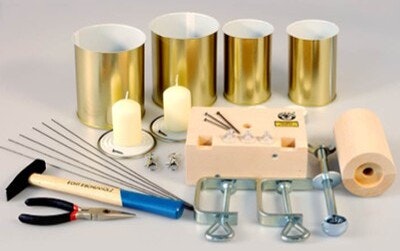 Mit dem Set von Corvus einfach eine Laterne basteln Laterne-Bastelnset mit 4 Blechdosen, Kerzen, Hammer, Zange, Schraubzwingen, Metallstäbe, Nägeln