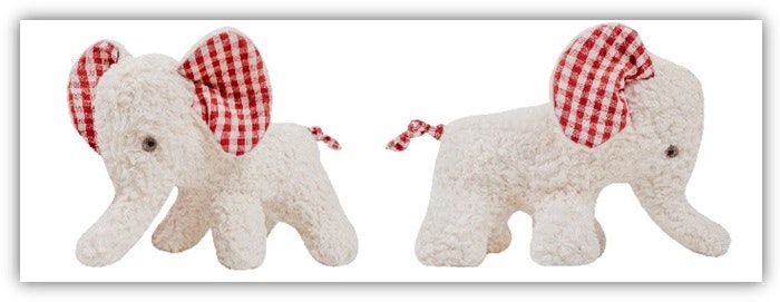 Zwei Mal der gleiche Kuscheltierelefant, weiß mit rot-karierten Ohr-Innenseiten. Einmal sieht man ihn von schräg vorne, einmal von der Seite.