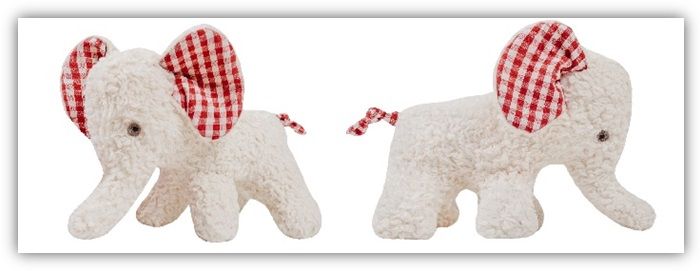 Zwei Mal der gleiche Kuscheltierelefant, weiß mit rot-karierten Ohr-Innenseiten. Einmal sieht man ihn von schräg vorne, einmal von der Seite.