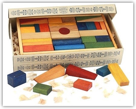 Wooden Story Holzbausteine in einer Holzbox Bunte und naturbelassene Holzbausteine in einer Holzkiste