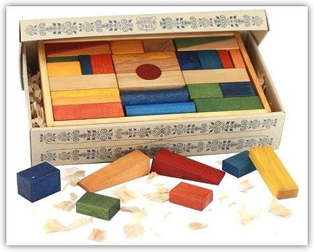 Bunte und naturbelassene Holzbausteine in einer Holzkiste