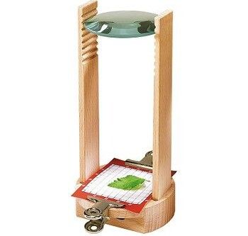 Ein einfaches Mikroskop aus Holz mit einer Lupe