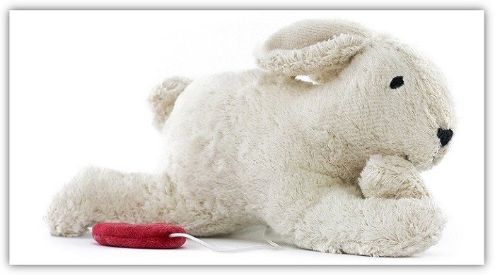 Senger Spieluhren Eine Kuscheltier-Hase-Spieluhr in weiß