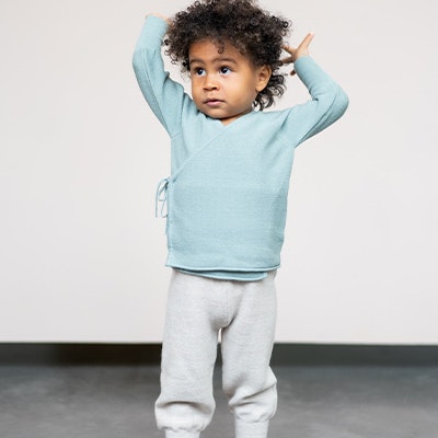 Kind mit Wollpullover und Wollhose aus Merinowolle Kind mit Wollpullover und Wollhose aus Merinowolle