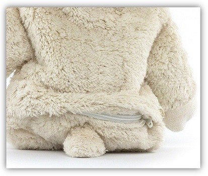 Senger Wärmekissen Nahaufnahme vom Kuscheltier mit Reißverschluss, durch den man ein Körnerkissen entnehmen kann.