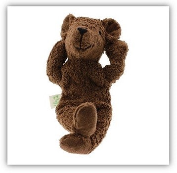 Senger Teddybär Brauner Teddybär vor weißem Hintergrund. Der Teddy hebt die Arme zum Kopf und überschlägt die Beine.