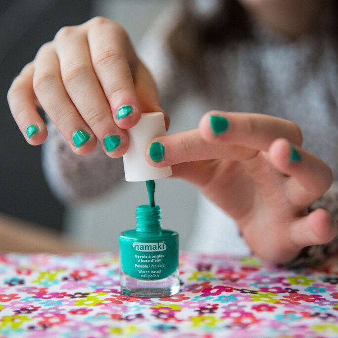 Das Auftragen des wasserbasierten Nagellacks ist komplett unbedenklich. Das Auftragen des wasserbasierten Nagellacks ist komplett unbedenklich.