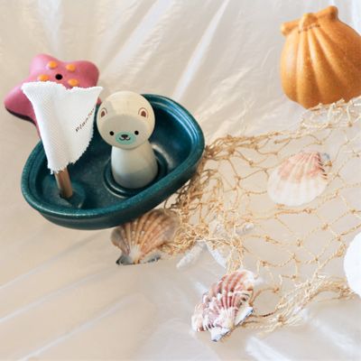 Ein Eisbär steuert sein Boot