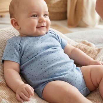 Leicher Kurzarmbody Punkte blau von People Wear Organic
