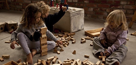 Wooden Story – pflanzlich gefärbte Holzbausteine